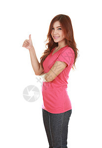 妇女穿着空白的T恤衫 举起拇指粉色微笑女性女士手指手势学生成功快乐衬衫图片