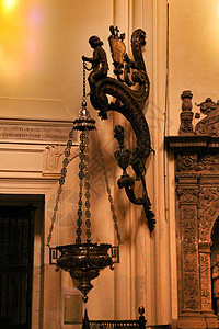 穆尔西亚大教堂圣坛上的Roco装饰灯装饰品灯泡金子建筑学大教堂古董照明光泽烛台眼镜图片