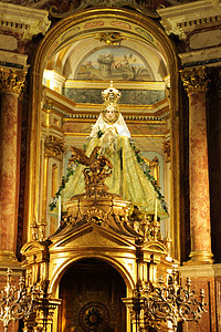 圣母玛利亚教堂的雕塑图片