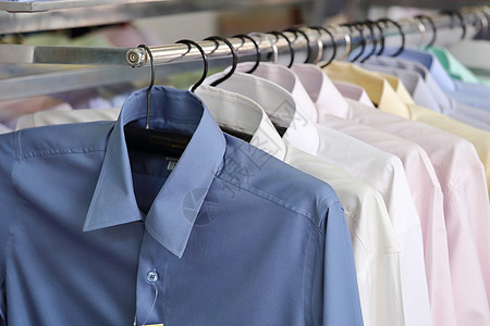 男子在零售商店的衣架上涂着男子衬衫西装裁缝购物洗衣店架子套装壁橱服装团体棉布图片