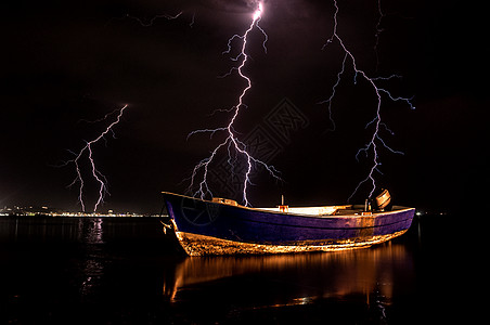 具有风暴闪电背景的船 2019年阿尔巴尼亚都拉斯图片