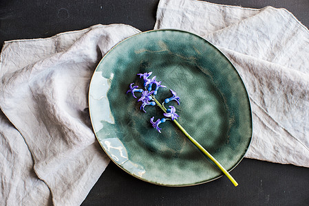 春季概念与hyacinth乡村花朵荒野桌面笔记蓝色假期戒指餐巾桌子图片