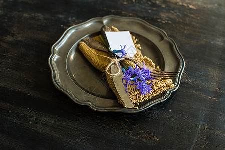 春季概念与hyacinth毛巾花朵戒指森林笔记餐巾桌面荒野银器乡村图片