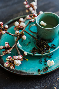 绿茶和桃花作为春季概念餐巾乡村玻璃桌子筷子樱花树叶饮料茶叶饮食图片