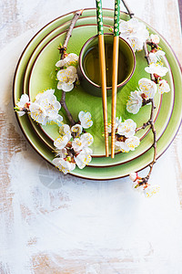 配桃花开的春季概念桌子乡村筷子勺子饮料玻璃杯子饮食餐巾樱花图片