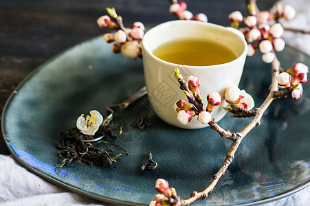 绿茶和桃花作为春季概念粉笔饮料杯子桌子茶叶玻璃樱花乡村饮食餐巾图片