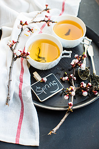 绿茶和桃花作为春季概念饮食勺子筷子茶叶乡村杯子樱花玻璃餐巾饮料图片