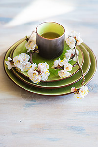 配桃花开的春季概念勺子树叶饮食餐巾樱花饮料玻璃茶叶桌子杯子图片