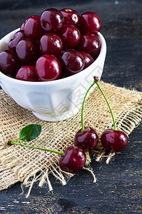 生锈背景的新鲜樱桃饮食水果营养紫色蓝色桌子乡村餐巾食物图片