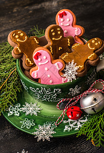 带姜饼的圣诞概念甜点庆典桌子微笑食物松树假期饼干姜饼人雪花图片