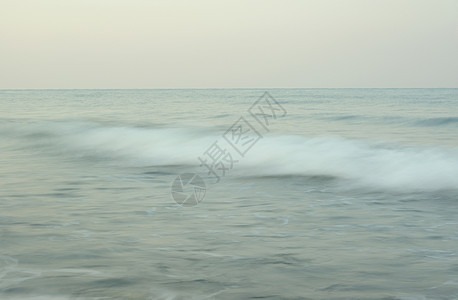 沿海线的海水和岩石扰动海岸支撑气泡旅行力量运动假期湍流石头沿海图片