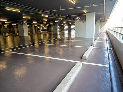 停车场停车场停车场的整洁和光滑地板上铺设建筑地面两极水泥背景车库建造运输天花板图片