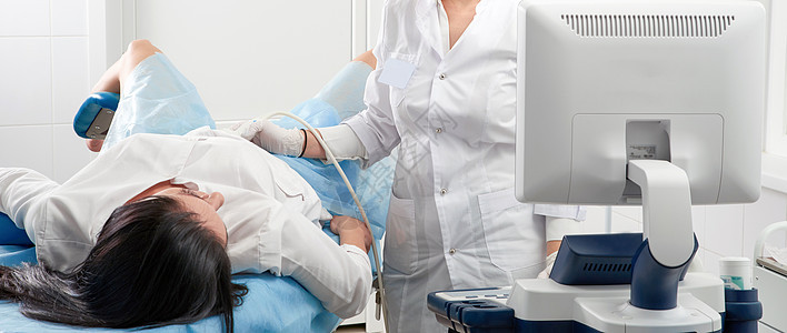 孕妇在妇科办公室接受超声波检查的切片观察器;图片