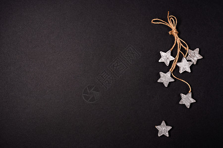 用木星和绳索平铺平的装饰 黑色背景 带有复制空间的顶视图饼干假期食物作品甜点花环庆典卡片问候星星图片