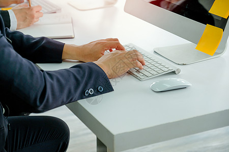 商务人士的手在工作期间将一些数据或信息输入计算机 (b) 商业界人士图片