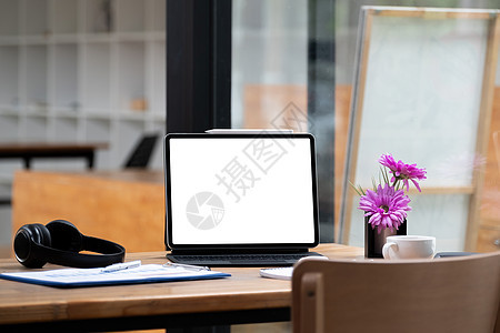 在办公室的工作场所模拟带有空白白屏的数字平板电脑 在线教育理念网络学校桌子训练大学学习工具药片阅读视频图片