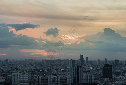 Sunset为今天余下时间带来令人放松的感觉 校对市中心蓝色旅行城市太阳剪影日落首都气候橙子图片