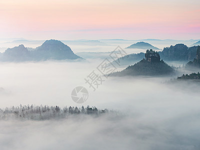 奇妙的温斯特斯坦 也叫或Raubstein童话森林射线太阳冒险阴霾山峰地平线峡谷湿度图片