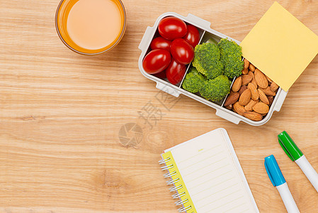 单独背景的午餐盒和健康食物教育橙子学校盒子蔬菜饭盒饮食面包工作塑料图片