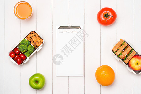 健康午餐盒 配有三明治 新鲜蔬菜 水果和坚果 以白色木制背景教育饮食果汁橙子时间盒子食物沙拉饭盒早餐图片