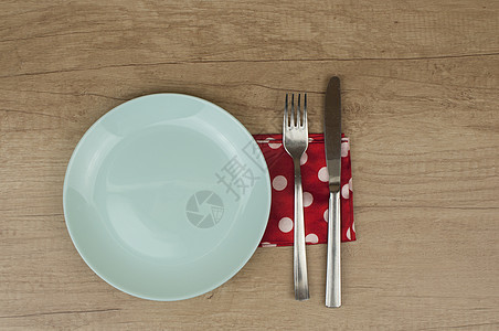 白色空白板 在木制桌上有彩色纸巾用具盘子午餐木头餐厅菜单刀具用餐毛巾桌布图片