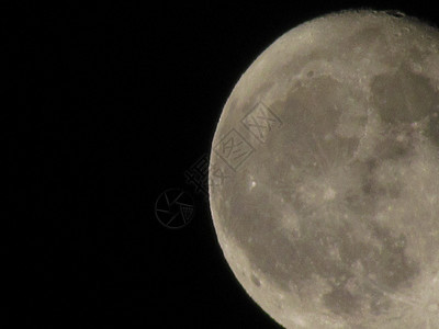 月亮在黑夜的天空上特写 通过电视摄影机拍摄辉光黑色望远镜背景月光满月亮度行星科学天文学图片