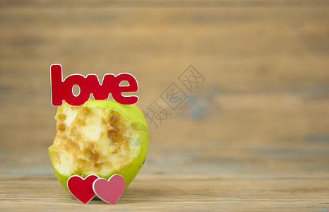 一颗红心的青苹果农业饮食植物爱心营养甜点水果食物木头图片