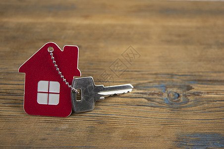 房屋符号 在木柴上加银钥匙代理人公寓销售房子安全抵押建筑房地产戒指木头图片