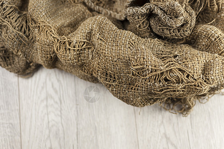 旧木桌上的粗麻布质地 深色内部有麻袋布 有复制空间织物帆布解雇亚麻材料黄麻乡村纺织品棕色墙纸图片