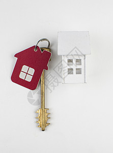 带有房子形状钥匙链的房用钥匙 孤立在白色背景上代理人贷款销售住房房地产金属财产安全建筑戒指图片