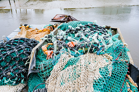 浮桥上的蓝色渔网 绳索和漂浮物覆盖着晨霜漂浮软木塞子海洋食物渔业浮标渔船港口渔夫图片