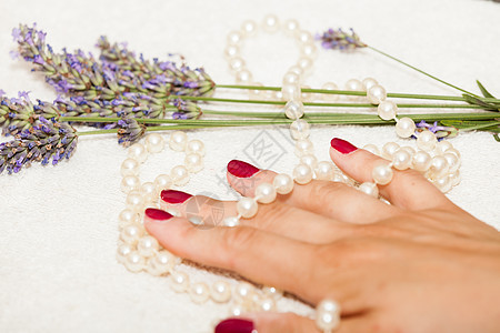 一位美学家画的红指甲油女人的手美甲师女性手指治疗抛光温泉红色护理毛巾指甲图片
