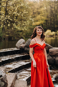 日落时 在公园湖边穿红裙子的女孩礼服奢华太阳跑步成人海报摄影男人派对魔法图片
