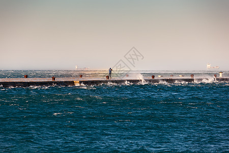 宝杨码头波拉风的景象 里雅斯特海景天气泡沫环境蓝色海湾运输码头戏剧性波浪背景