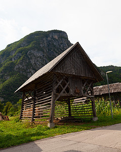 典型结构木材的视图 称为Hayracks高山国家森林小屋乡村房子农村建筑生态干机图片