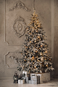 全长圣诞树 新年前夜 白雪皑皑的圣诞树矗立在家中花环风格庆典愿望松树圣诞喜悦问候语装饰品装饰图片