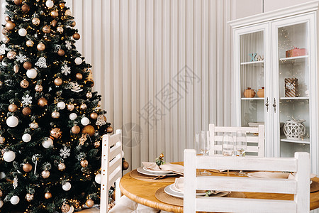 圣诞树 在厨房的圣诞节内地 圣诞照片区被赞美问候眼镜乐趣礼物玩具花环火花椅子电器房间背景图片