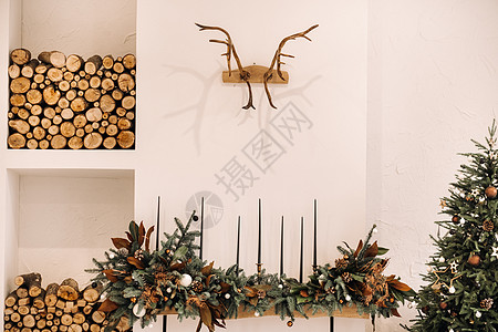 圣诞树在家里的圣诞室内 靠近带木头的壁炉 装饰圣诞照片区窗户松树丝带新年问候魔法礼物情绪玩具房间背景图片