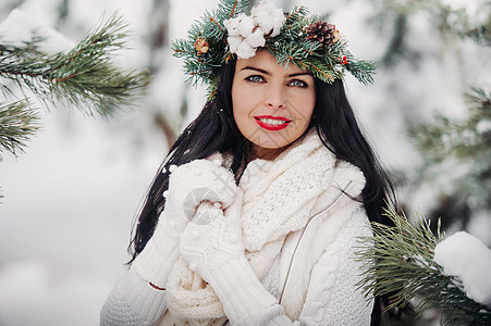 一个穿着白色衣服的女人在寒冷的冬天森林里的画像 在白雪覆盖的冬季森林里 头戴花环的女孩木头裙子帽子艺术镜头雪花季节假期花园新年图片