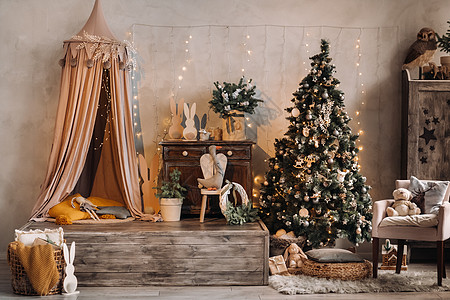 圣诞树在家中的圣诞节内地 神圣的圣诞节照片区魔法盒子情绪松树花环房间窗户辉光玩具礼物图片