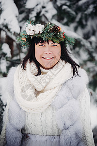 一个穿着白色衣服的女人在寒冷的冬天森林里的画像 在白雪覆盖的冬季森林里 头戴花环的女孩花园新品木头新年假期季节雪花女士艺术裙子图片