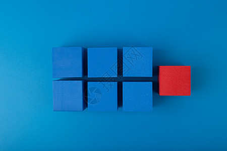领导力和个性概念 跟随红色的蓝色玩具块图片