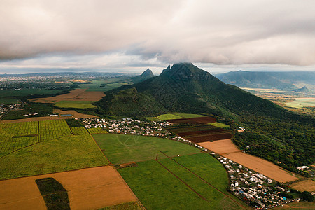 鸟类对毛里求斯群岛和山区美丽田地的目视观悬崖风景爬坡海洋天空山脉旅游农村晴天生态图片