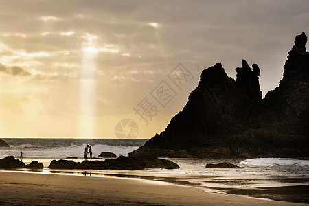 西班牙特纳里夫岛的贝尼霍沙滩上的情侣们蜜月旅游地平线火山旅行海浪岩石海滩泳装海岸图片