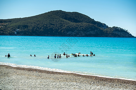 儿童在海上训练 在法国村岸边上穿湿衣的海中训练图片