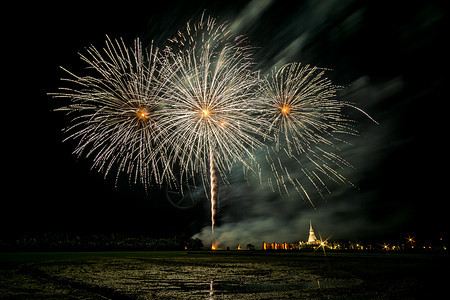 黄昏时在稻田上放着巨大的 多彩的烟火红色庆典派对焰火烟花展示节日假期念日天空图片