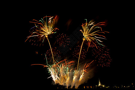 黄昏时在稻田上放着巨大的 多彩的烟火庆典红色乐趣假期焰火派对节日念日烟花黑色图片