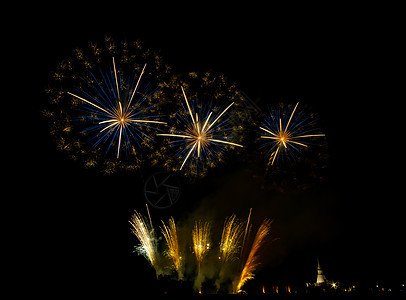 黄昏时在稻田上放着巨大的 多彩的烟火焰火派对假期黑色念日乐趣烟花节日庆典展示图片