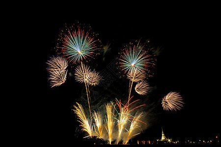 黄昏时在稻田上放着巨大的 多彩的烟火展示庆典派对天空黑色念日焰火假期红色烟花图片