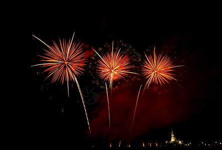 黄昏时在稻田上放着巨大的 多彩的烟火节日黑色假期烟花念日焰火展示天空红色派对图片